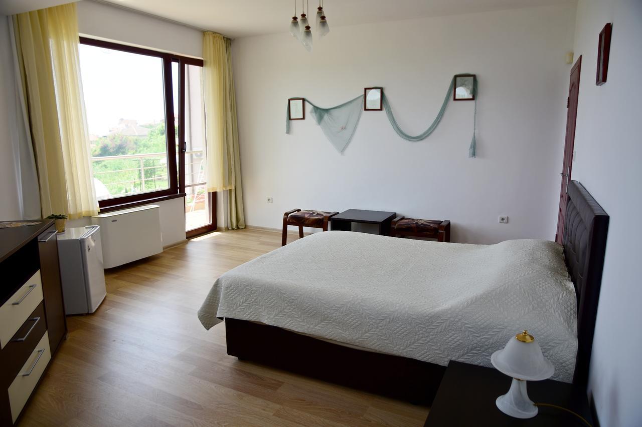 Guest Rooms Sea View Balchik Esterno foto